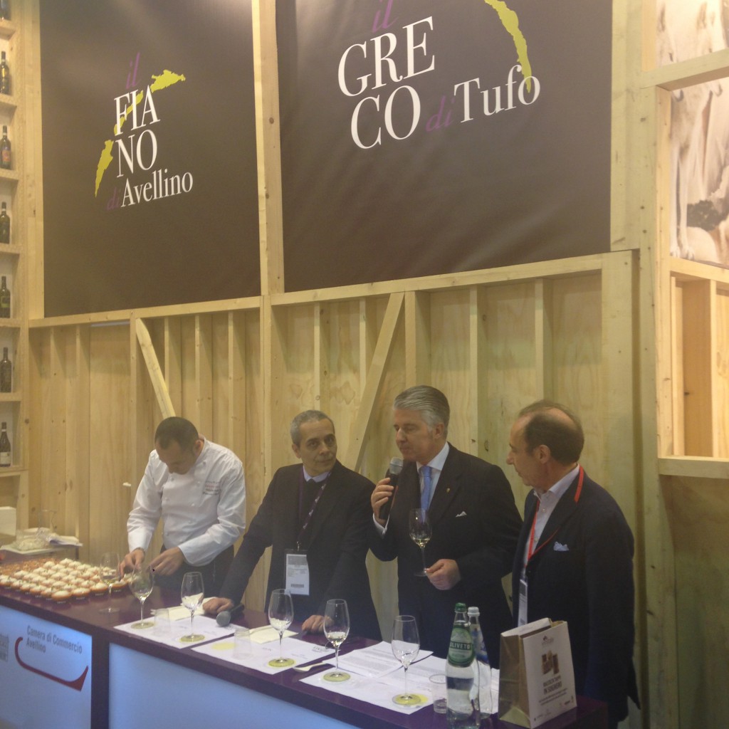 Lo showcooking di Chef Francesco Apreda al Padiglione Irpinia Vinitaly 2015 dedicato al Fiano di Avellino DOCG. Sommelier Alessandro Scorsone