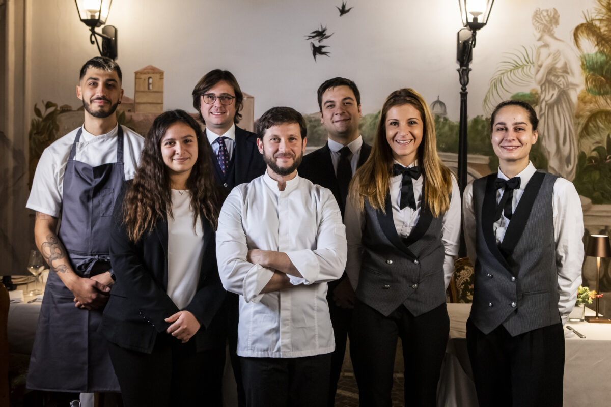Lo chef Giuseppe Milana e lo staff del ristorante La Corte degli Archi Grand Hotel Gianicolo Roma ph Emanuela Rizzo
