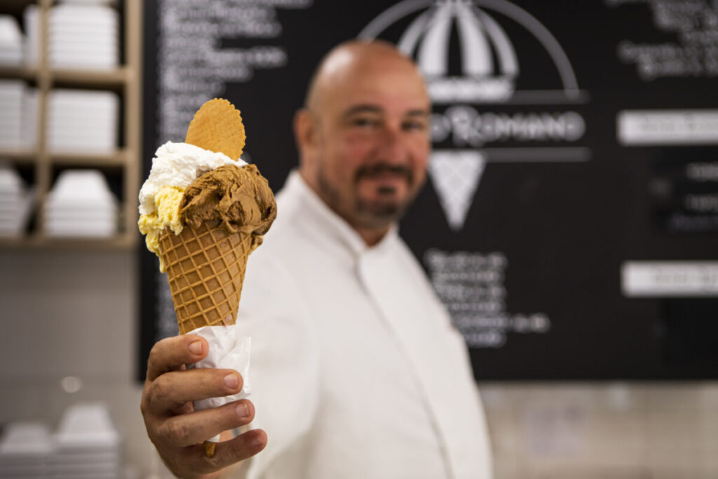 Il maestro gelatiere Simone Romano della gelateria GELATO ROMANO