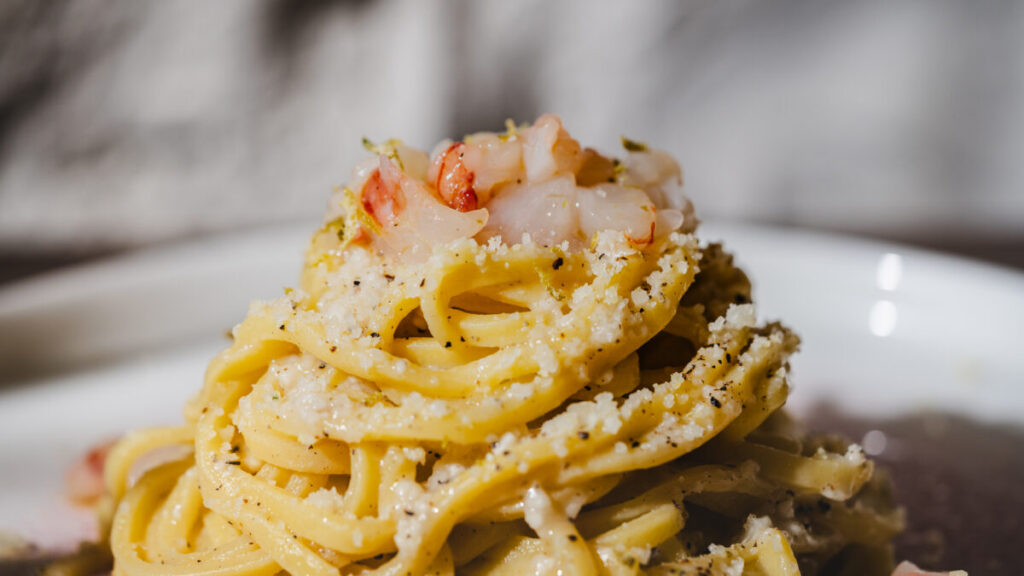 Ristorante CANTO Roma dal menu Spaghettone del Canto con calamari cozze vongole gamberi datterino giallo campano e pachino